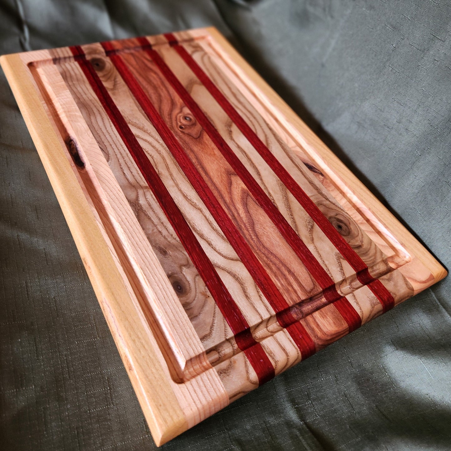 Wood cutting board with juice groove