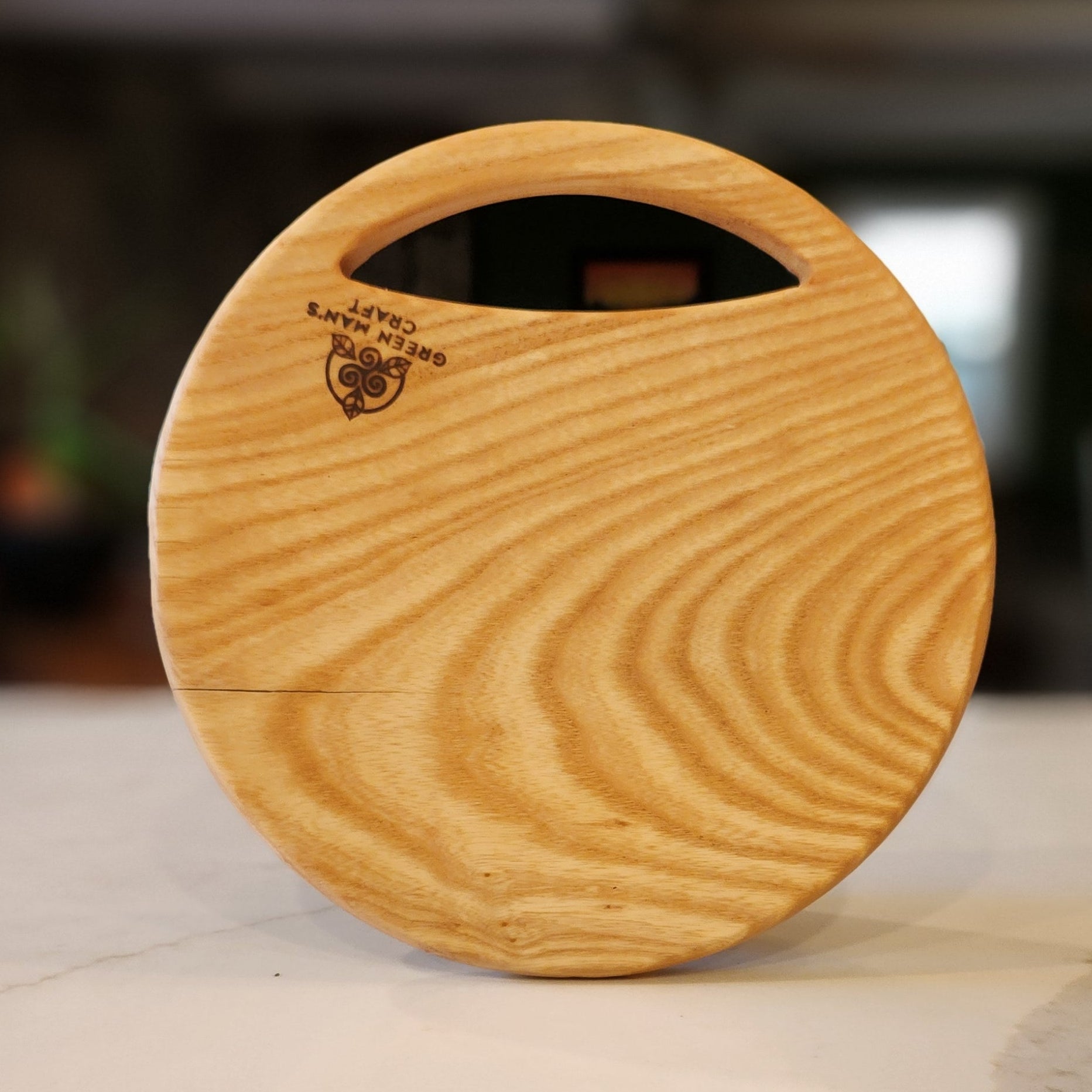 Circle wooden cutting board with handle