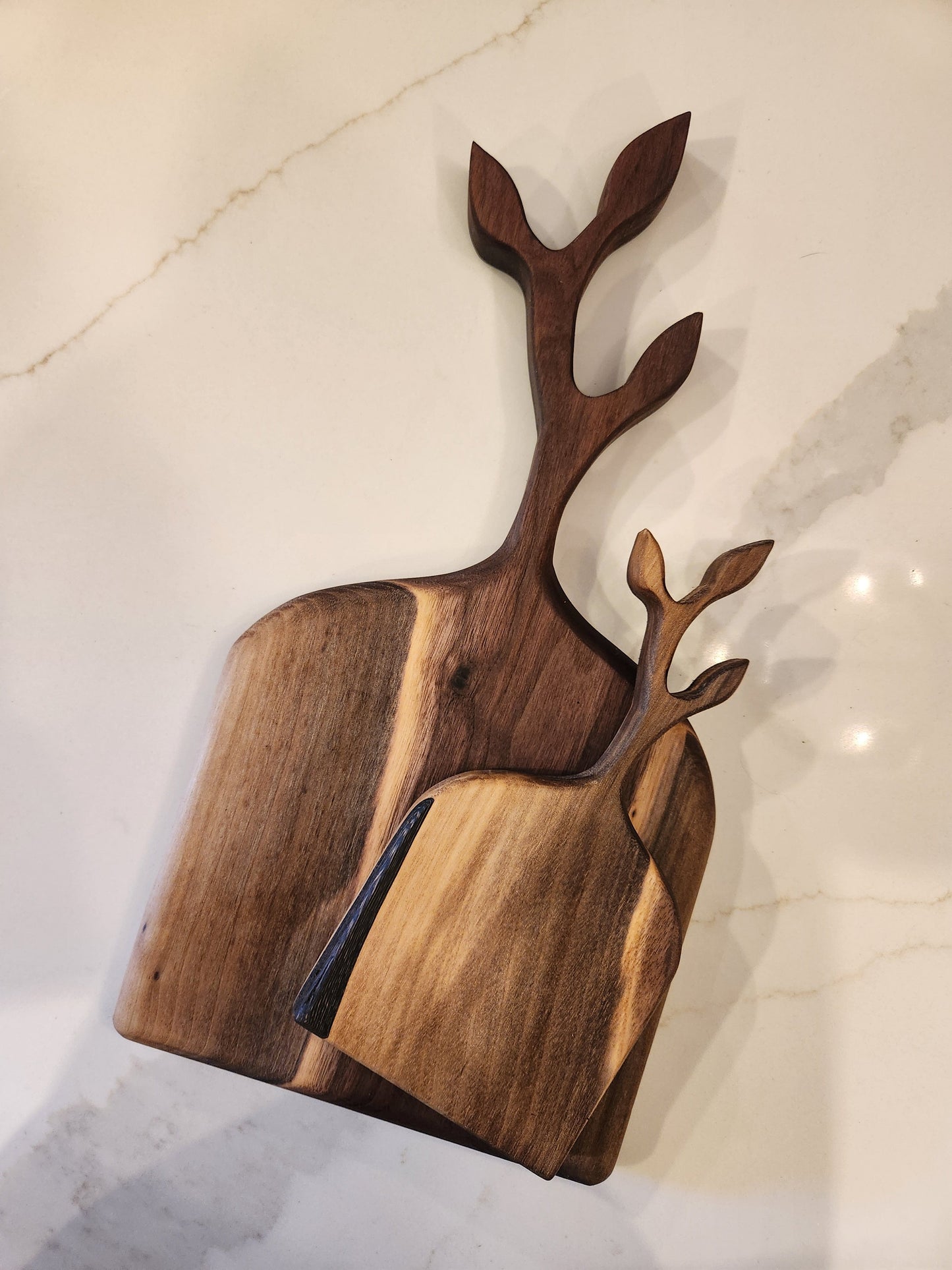 Custom wood cutting board with leaf handle