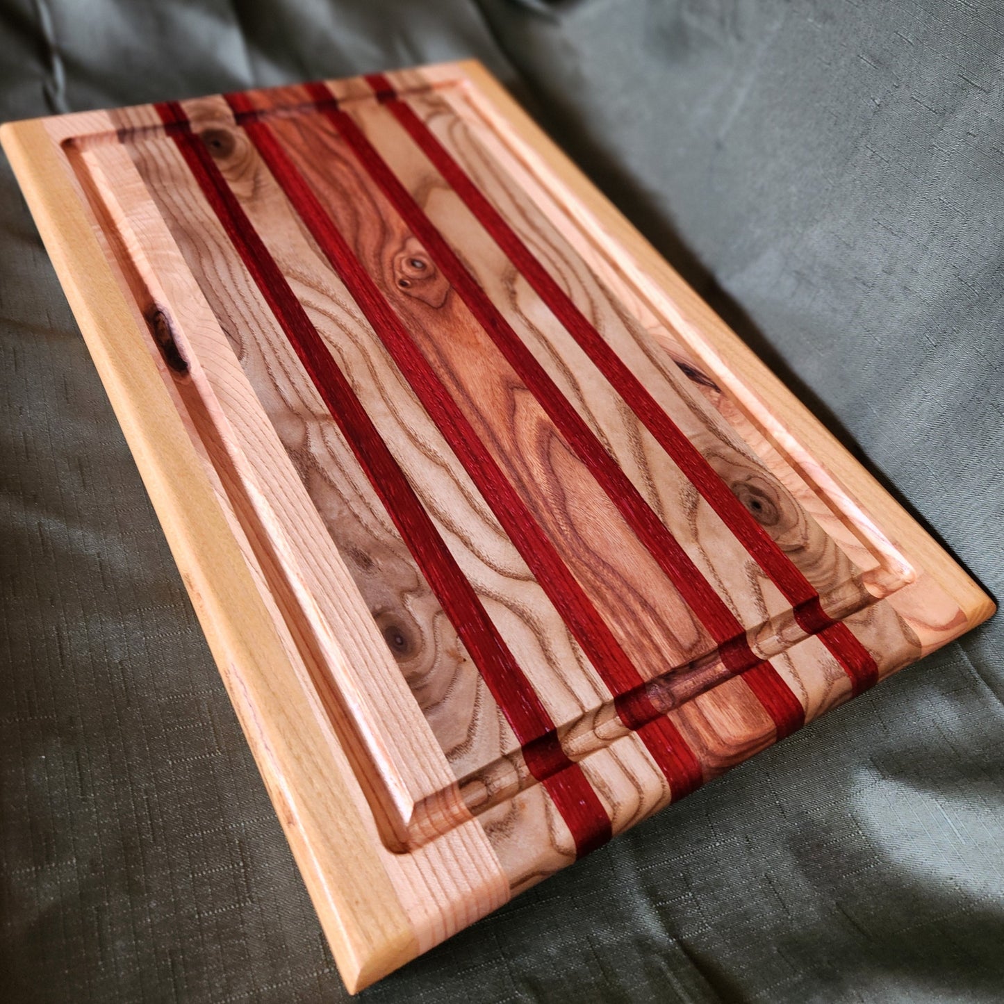 Wood cutting board with juice groove